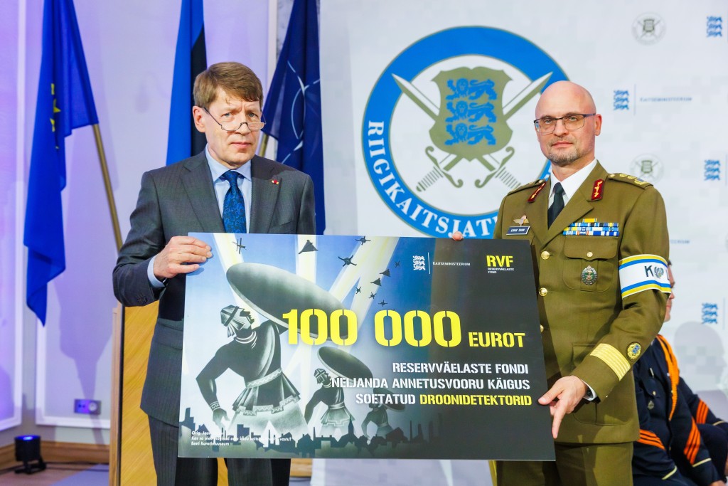 Reservväelaste fond andis Kaitseliidule üle 100 000 euro väärtuses droone