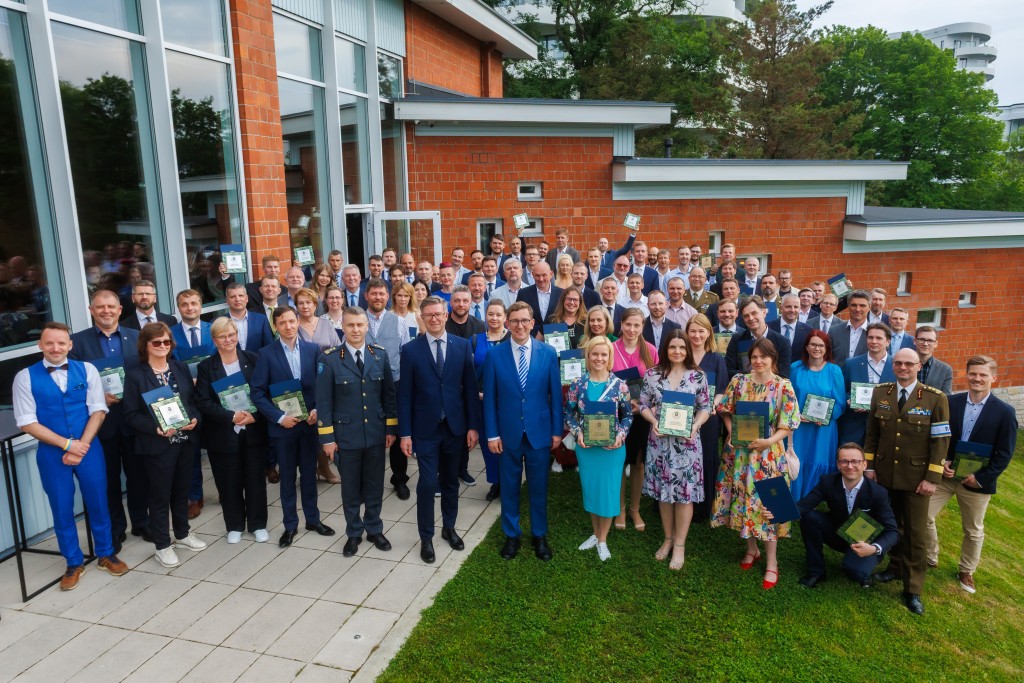 Tunnustuse pälvinud ettevõtjad koos riigikaitse valdkonna esindajatega